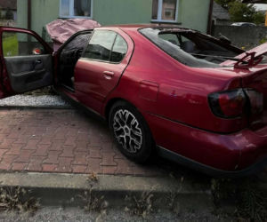Samochód dachował w Tokarni. 19-latek wyszedł z auta bez obrażeń