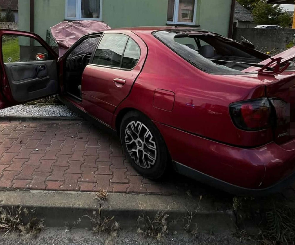 Samochód dachował w Tokarni. 19-latek wyszedł z auta bez obrażeń