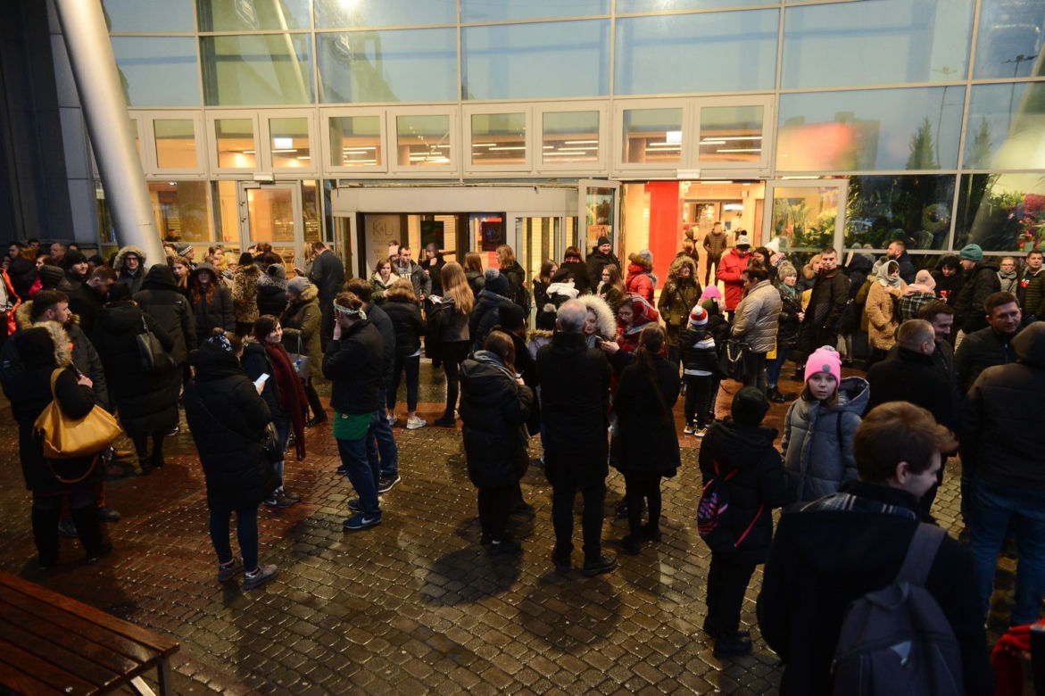 Alarm bombowy w centrum handlowym Promenada 
