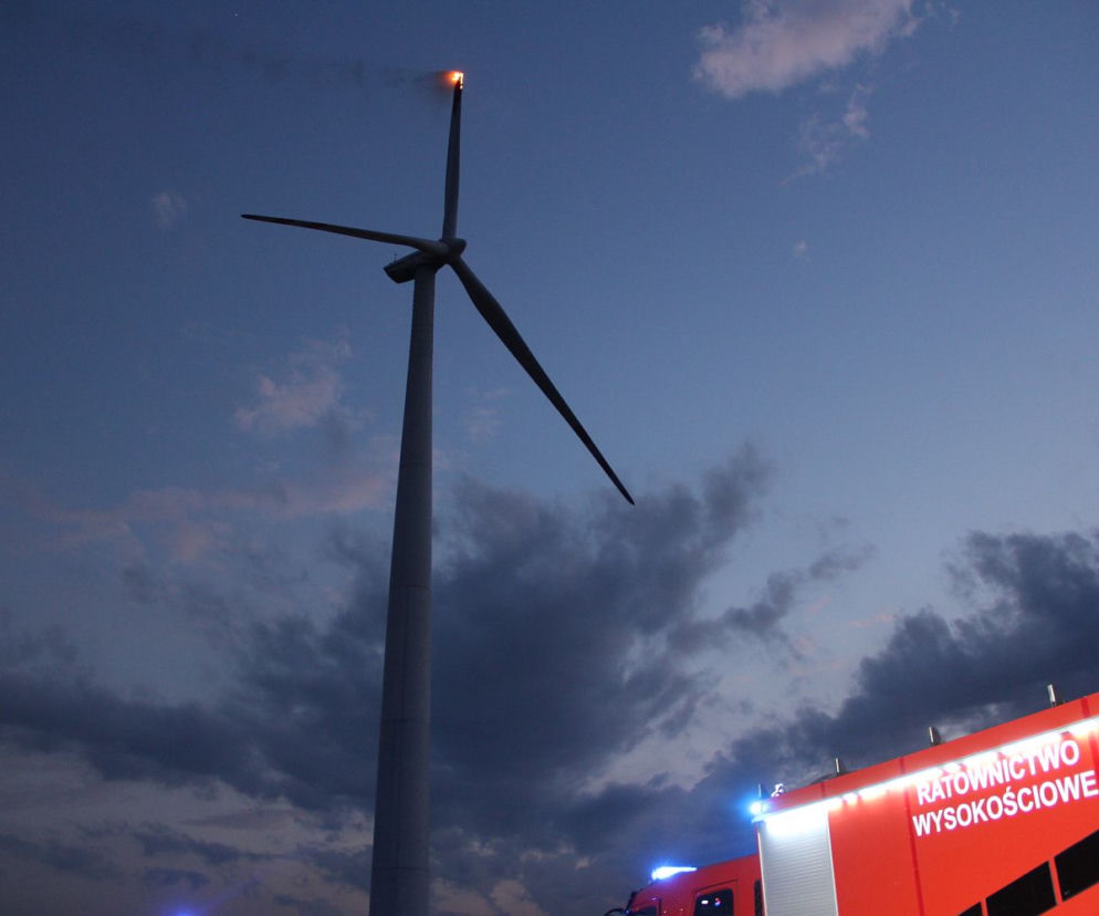 Piorun uderzył w elektrownię wiatrową w Ciołkowie