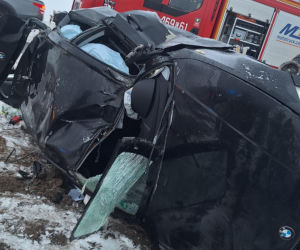 BMW wypadło z drogi i dachowało! Jedna osoba trafiła do szpitala [ZDJĘCIA]