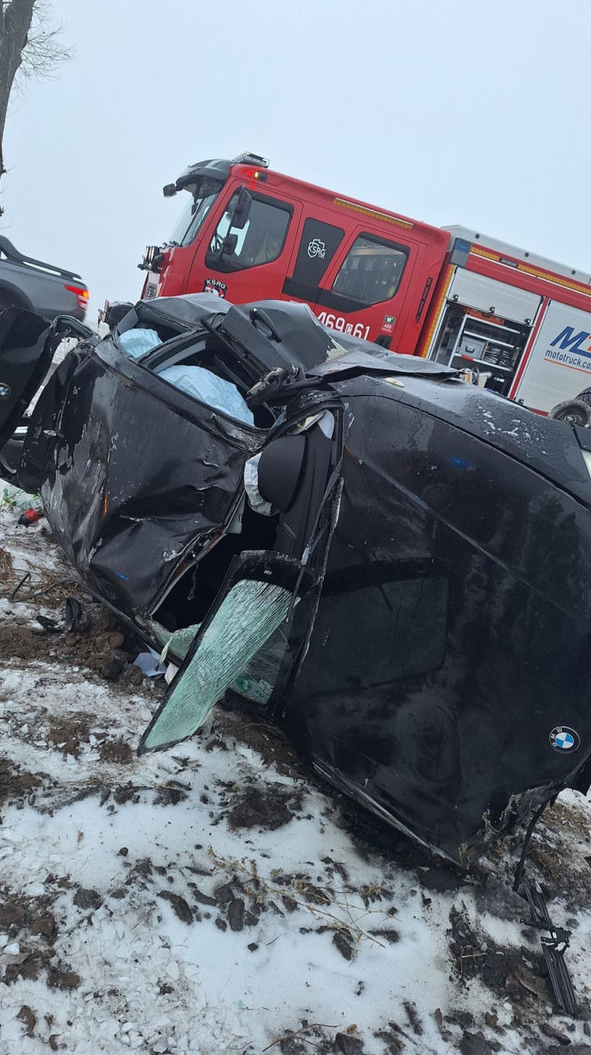 BMW wypadło z drogi i dachowało! Jedna osoba trafiła do szpitala [ZDJĘCIA]