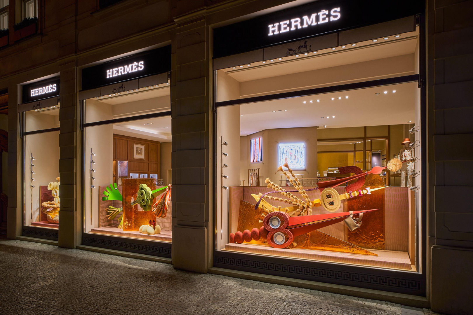 Witryna Hermes -projekt -  studio Ludism – inicjatywę powołaną do życia przez pracownię Noke Architects oraz artystkę Olę Niepsuj.