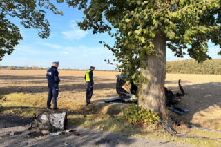 Poważny wypadek w powiecie gostyńskim. Kierowca uderzył autem w drzewo