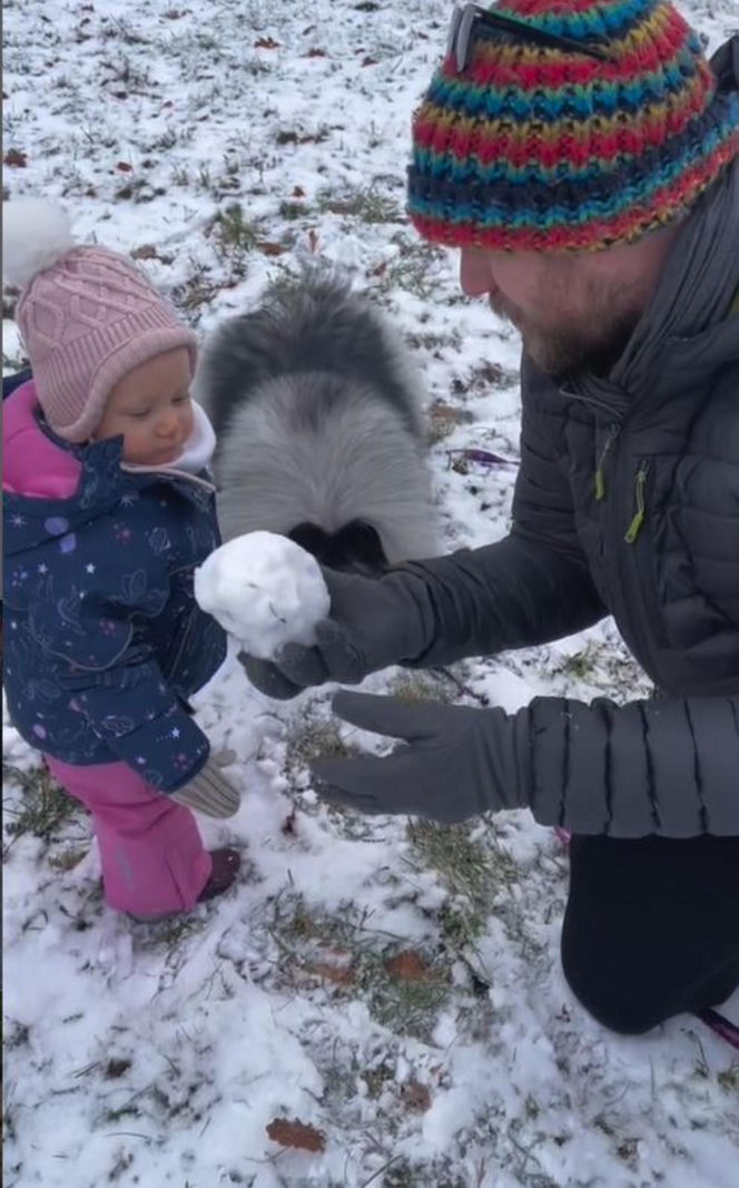 Antoni Królikowski bawi się z córką na śniegu