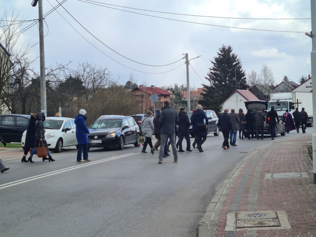 Kopki k. Rudnika. Magdalena V. zabiła dzieci i siebie. Odbył się jej pogrzeb w Rudniku [ZDJĘCIA]