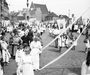Uroczystość Bożego Ciała w Warszawie celebrowana przez Prymasa Polski kardynała Stefana Wyszyńskiego - 1957 rok