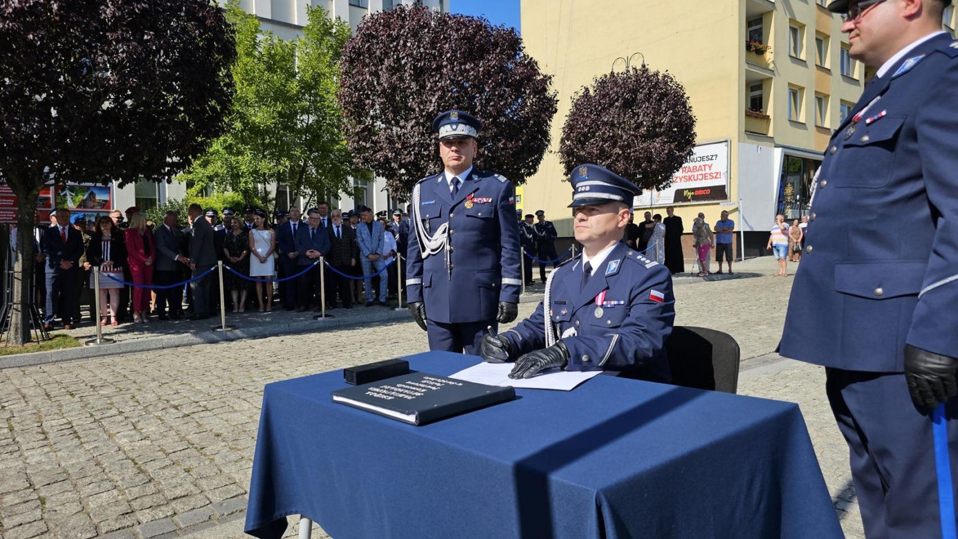 Nadanie sztandaru dla KPP w Świdwinie