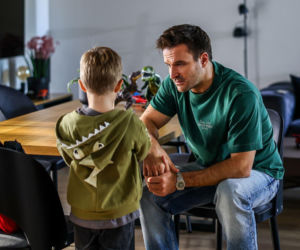 Szpital św. Anny, odcinek 95: Maciek ma problemy wychowawcze z synem Olkiem. Chłopiec staje się agresywny w szkole i zakłóca lekcje