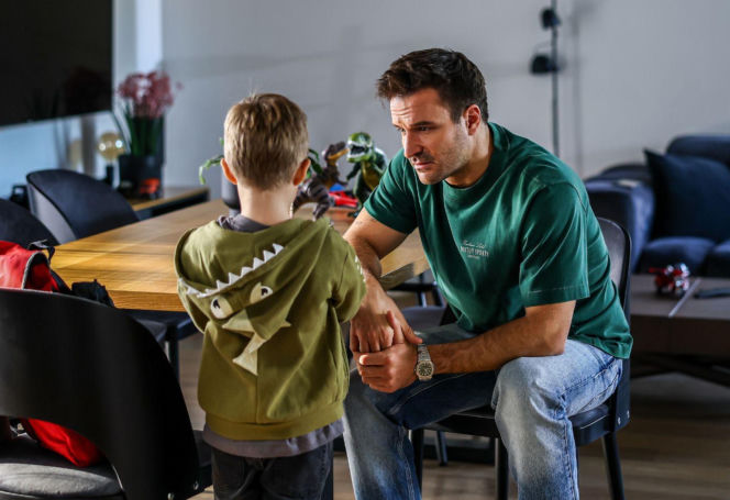 "Szpital św. Anny", odcinek 95: Maciek ma problemy wychowawcze z synem Olkiem. Chłopiec staje się agresywny w szkole i zakłóca lekcje