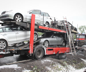 Pożar lawety z luksusowymi samochodami