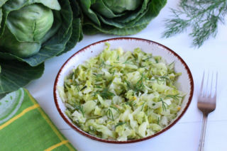 Jak ugotować idealną młodą kapustę? 5 błędów, przez które wychodzi gorzka i wodnista