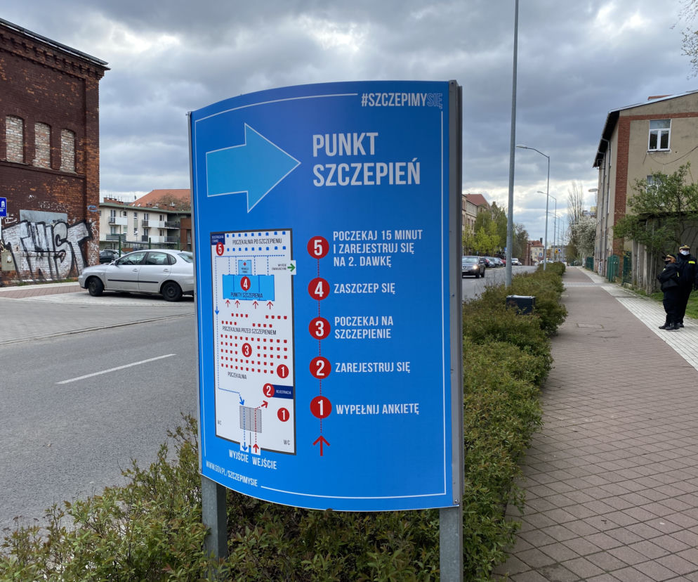 Mężczyzna zasłabł przed punktem szczepień przy ul. Sowińskiego