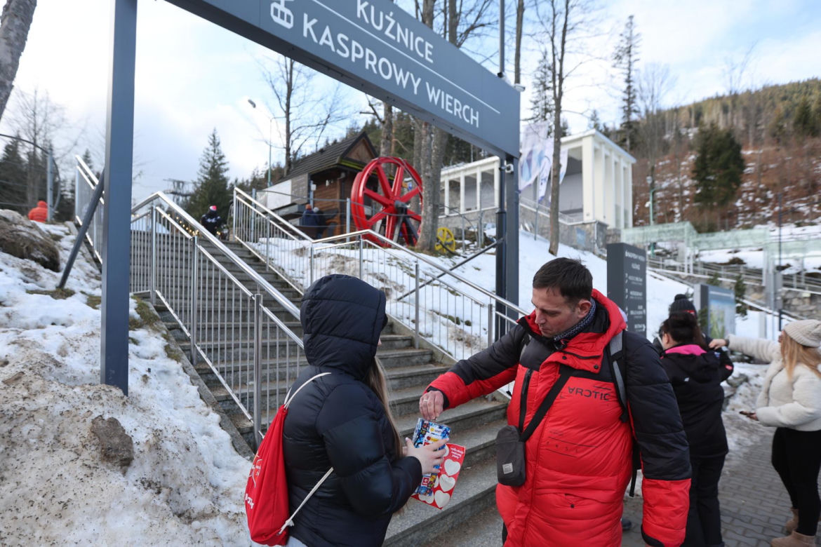 Zakopane. Wolontariusze WOŚP kwestują w Kuźnicach.