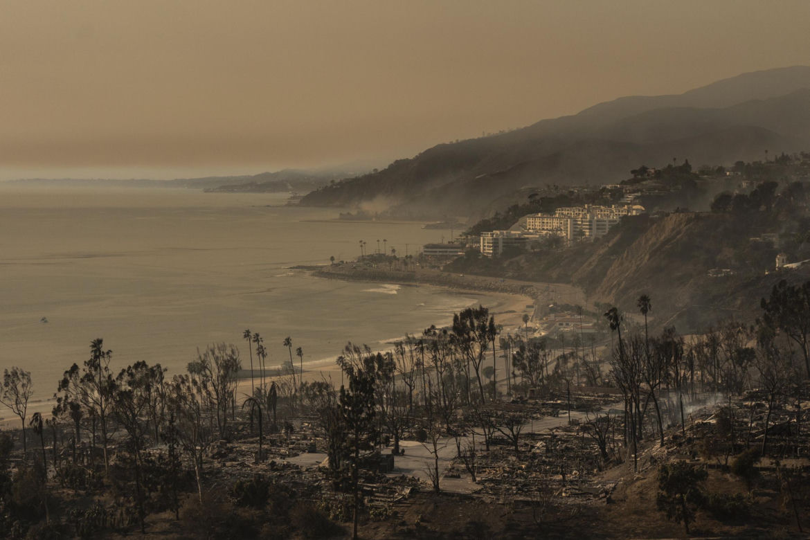 Wstrząsające zdjęcia z Los Angeles. Połacie spalonych domów
