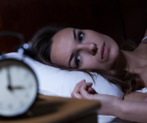 Budzisz się między 2 a 4 rano? To nie przypadek. Jeden błąd po cichu niszczy twój naturalny rytm snu