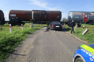 Wjechała Audi prosto pod pociąg. Prawda o kierującej zaskoczyła policjantów! [ZDJĘCIA]
