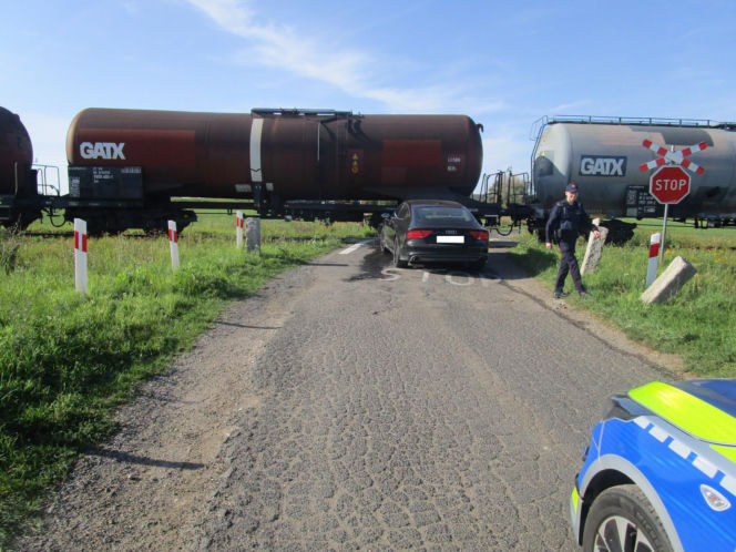 Wjechała Audi prosto pod pociąg. Prawda o kierującej zaskoczyła policjantów! [ZDJĘCIA]