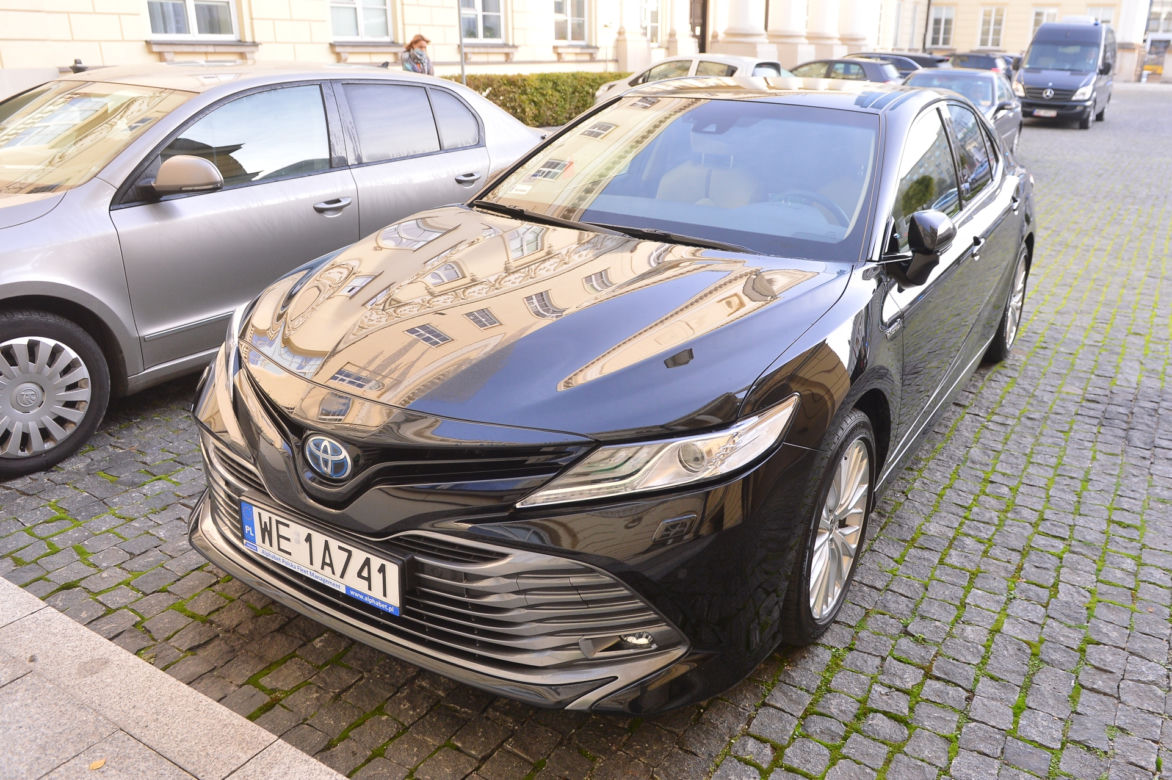 Rafał Trzaskowski jest wożony hybrydową Toyotą Camry 