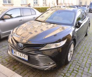 Rafał Trzaskowski jest wożony hybrydową Toyotą Camry 