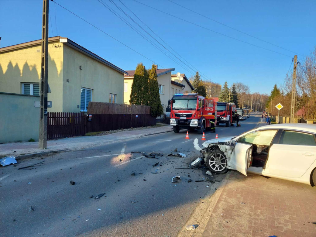 Czołowe zderzenie na ulicy Kościelnej w Starachowicach