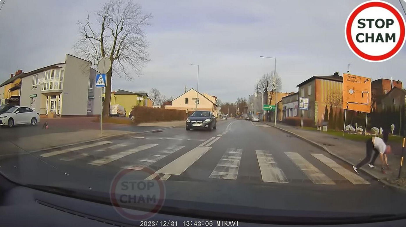 Szok. To co zrobił pieszy zaskoczyło kierowców. Na koniec były brawa.