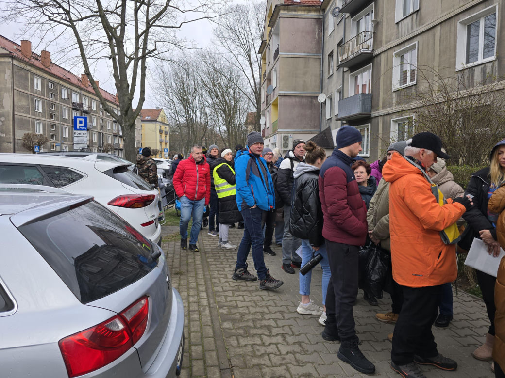 Kilkaset ludzi czeka przed wejściem do punktu obsługi grantobiorców w Tychach