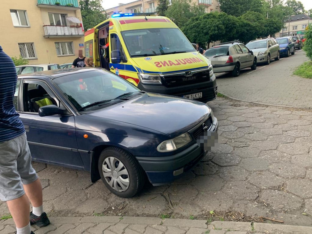 Niepełnosprawne dziecko wjechało rowerkiem pod pędzącego opla. Trafiło do szpitala