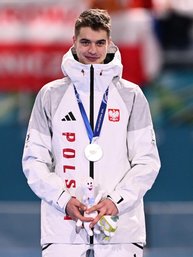 Panczenista Władimir Siemirunnij po biegu na 10 km, który dał mu srebrny medal olimpijski