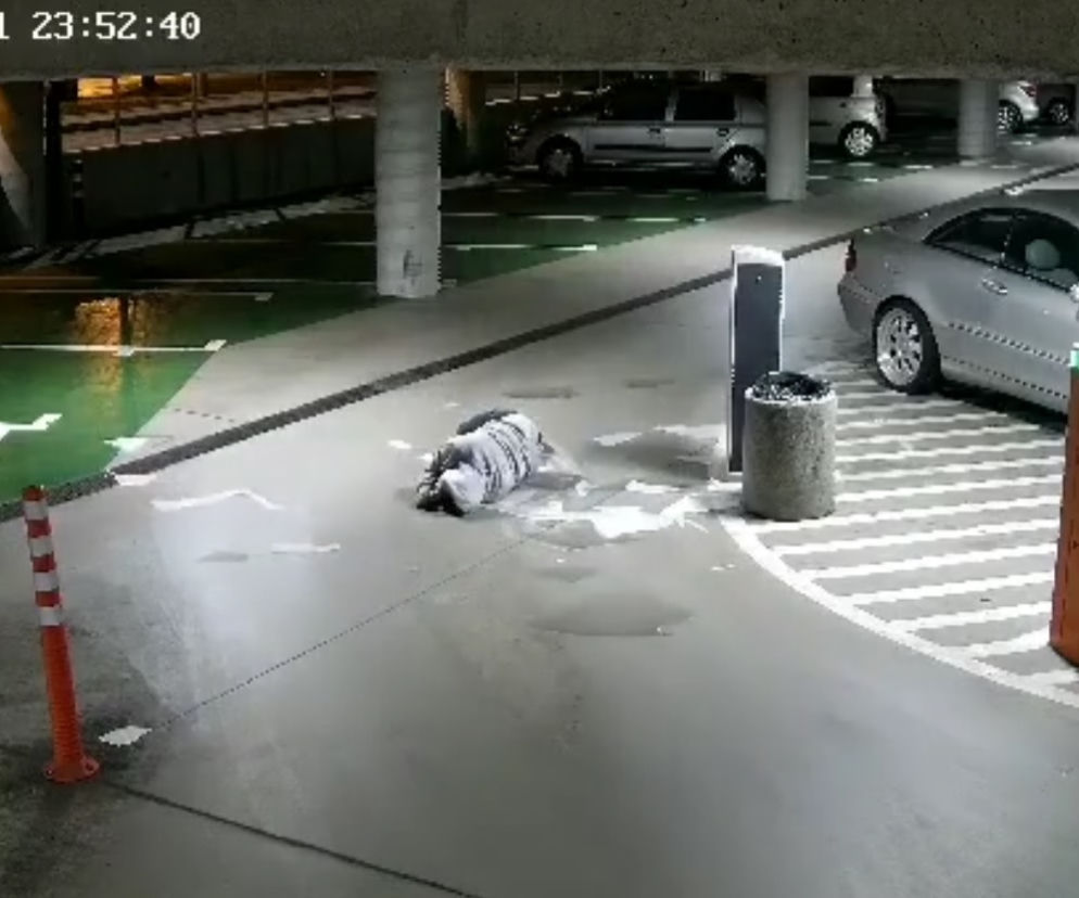 Śląskie: Spadł z dachu parkingu przez... świetlik. Wszystko nagrała kamera. Nastąpiło zniebozstąpienie [WIDEO]