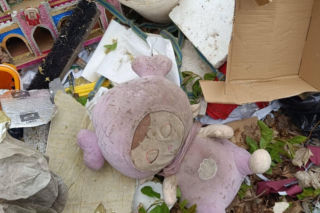 Wyrzucił worki pełne śmieci do lasu. Mieszkaniec gminy Lipno ukarany