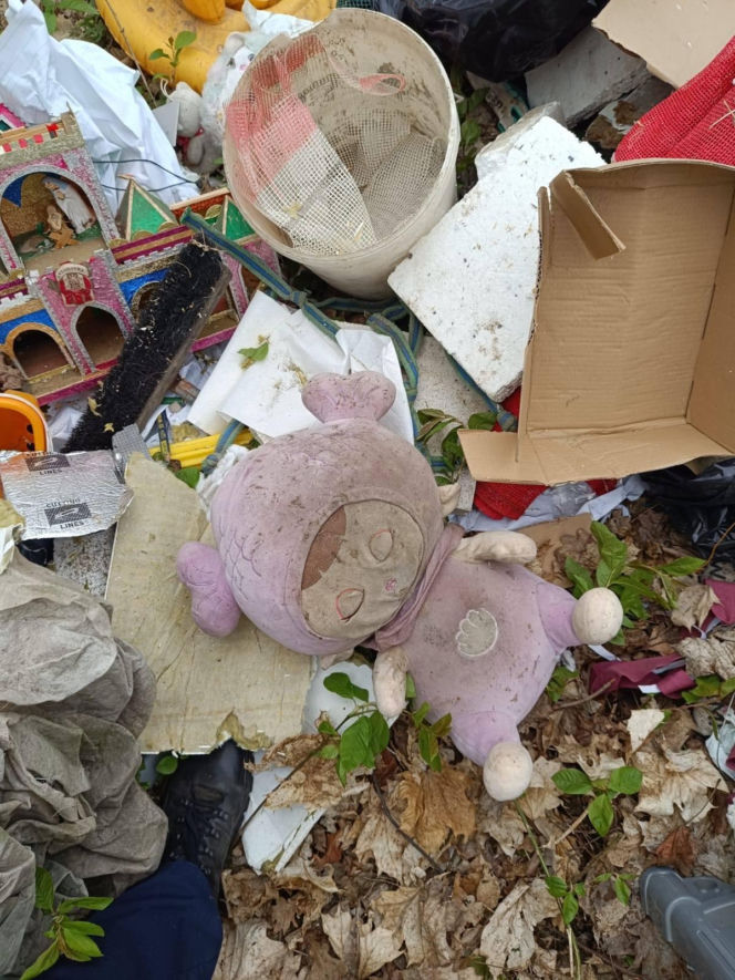 Wyrzucił worki pełne śmieci do lasu. Mieszkaniec gminy Lipno ukarany