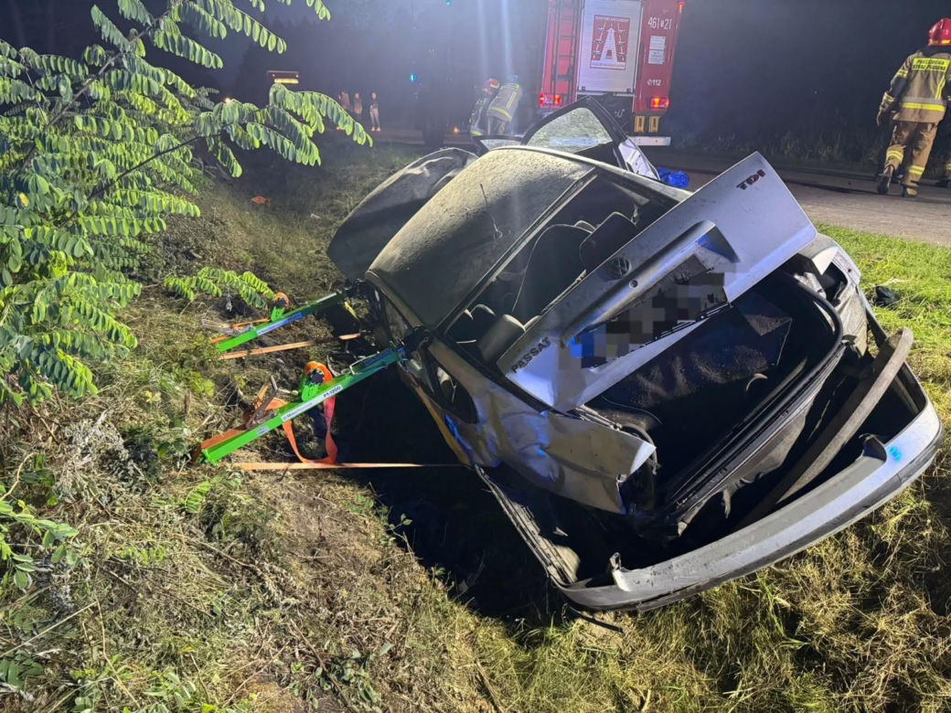 Wypadek w powiecie pińczowskim. Kobieta zakleszczona w aucie, w środku było też dziecko