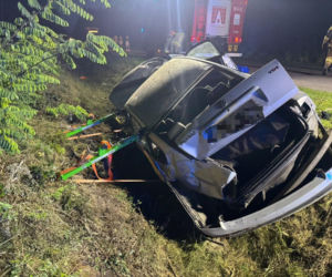 Wypadek w powiecie pińczowskim. Kobieta zakleszczona w aucie, w środku było też dziecko