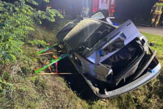 Wypadek w powiecie pińczowskim. Kobieta zakleszczona w aucie, w środku było też dziecko