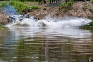 Gąsienicowy transporter pływający PTS-M oraz BWP-1