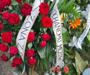 Marcin zginął w tragicznym wypadku w Tryńczy. Grób strażaka tonie w kwiatach [GALERIA]