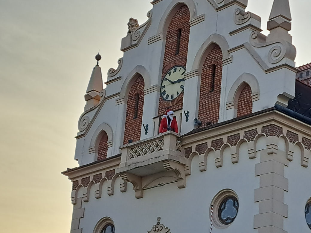 Parada Św. Mikołaja w Rzeszowie. Tłumy dzieci na spotkaniu ze Świętym na Rynku