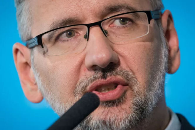 Apogeum czwartej fali nastąpi w listopadzie. Niedzielski: Na pewno musimy nauczyć się żyć z koronawirusem