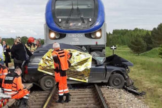 Chciał zrobić prezent córeczce, zginął pod kołami pociągu. Tragedia na przejeździe kolejowym w Martianach [ZDJĘCIA]