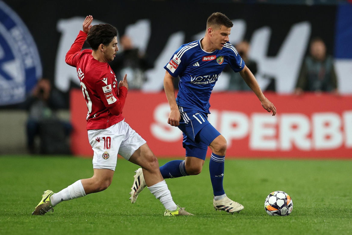 Rafał Mikulec w spotkaniu z Miedzią Legnica nabawił się bardzo groźnie wyglądającej kontuzji. Zawodnik długo opatrywany był na murawie, skąd zabrała do karetka