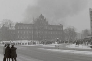 Na mrozie gasili gmach sądu wodą z rzeki. Pożar sprzed 50 lat na archiwalnym nagraniu. Mieszkańcy nie wierzyli własnym oczom