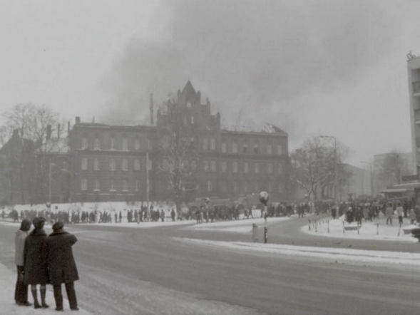 Na mrozie gasili gmach sądu wodą z rzeki. Pożar sprzed 50 lat na archiwalnym nagraniu. Mieszkańcy nie wierzyli własnym oczom