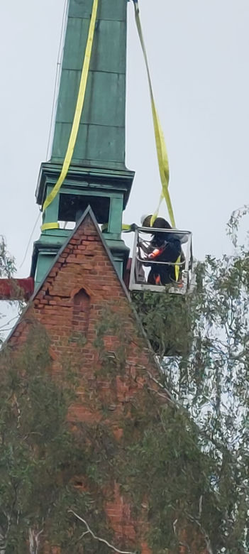 Iglica kościoła skrywała tajemnicę sprzed lat. Sensacyjne odkrycie w Juchowie