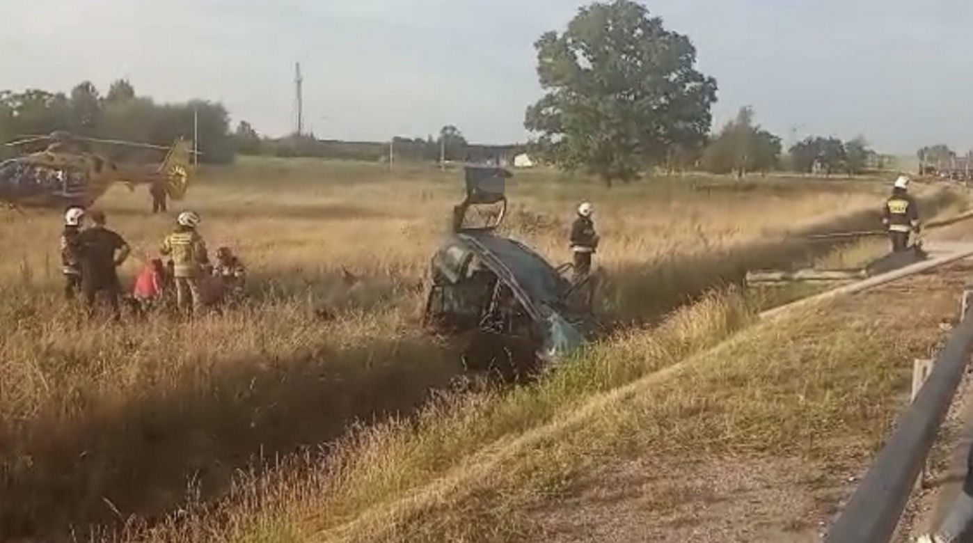 Wyleciał za barierki, ściął latarnię i dachował. Koszmarny wypadek na trasie S8. Nie żyje 38-letni mężczyzna