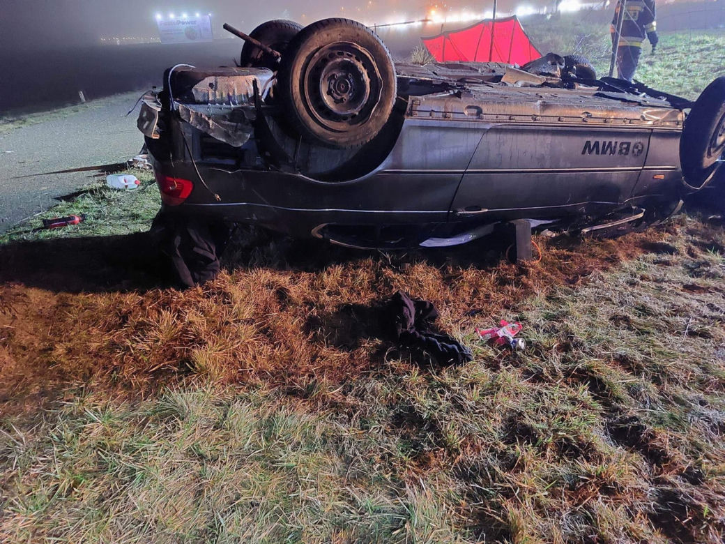 Koszmarny wypadek na A2 pod Łodzią! 18-latka i 20-latek z BMW nie żyją [ZDJĘCIA].