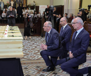 Szok po tragedii w Łodzi. Dziesięć malutkich trumienek na pogrzebie. Tego widoku nie da się wyrzucić z głowy