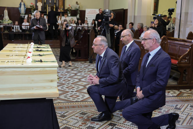 Szok po tragedii w Łodzi. Dziesięć malutkich trumienek na pogrzebie. Tego widoku nie da się wyrzucić z głowy