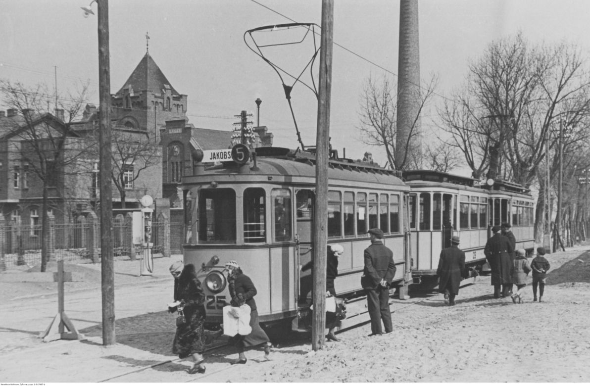 Tramwaj linii 5 kursujący na Jakubskie Przedmieście stojący na przystanku