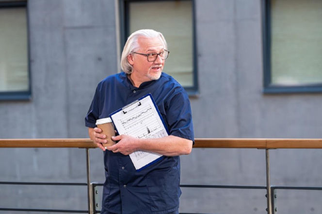 Pierwsza miłość odc. 4121. Małkowski (Dariusz Wiktorowicz) - lekarz w klinice "We-Med"